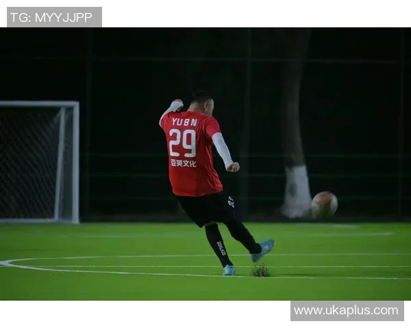 足球巨星亲授球技 揭秘明星收徒背后的训练理念与成长之路