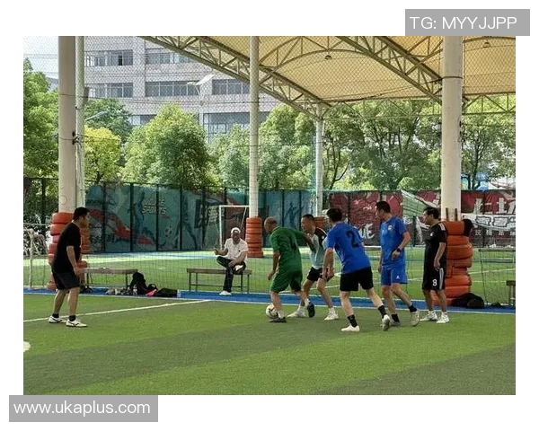 巨星赛场挥洒激情瞬间直拍定格绿茵足球震撼画面