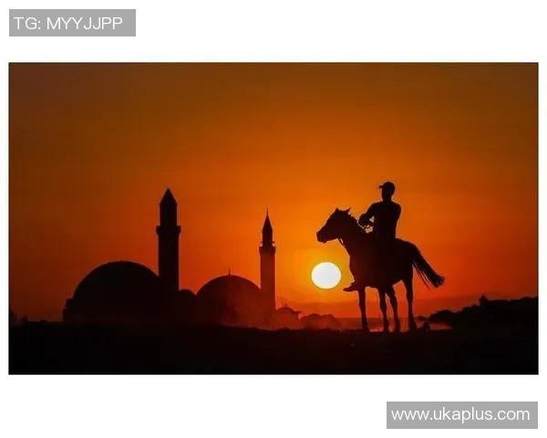 落日余晖下孤独的球场上那道渐行渐远的足球英雄背影