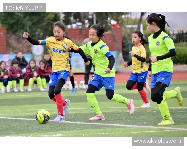 足球女球星比心头像图片展示热情与魅力引领女性力量的全新风采